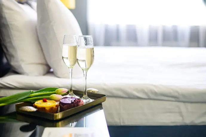 Champagne and flowers on bed tray